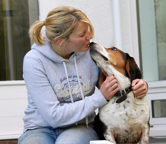 Bassett, Blonde, Dog, Dogs, Hound, Hounds, Humph, Humphrey, Kate, Kiss, Play, Playing, Playtime, Woman