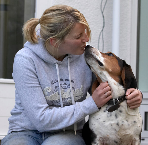 Who can resist kissing a pretty girl